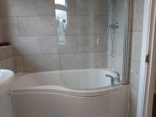Bakewell House - Huku Kwetu Notts -Spacious 3 Bedroom House - Suitable & Affordable Group Accommodat