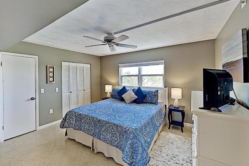 New Listing! Waterfront Condo with Pool & Dock condo - image 8