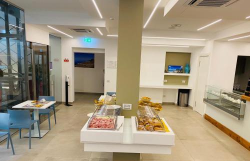 Sundeck Hotel - image 10