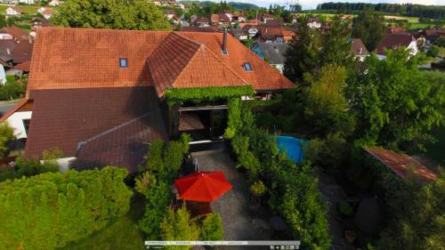 Bijou  / Love and Romance, Pension in Kallnach bei Hagneck