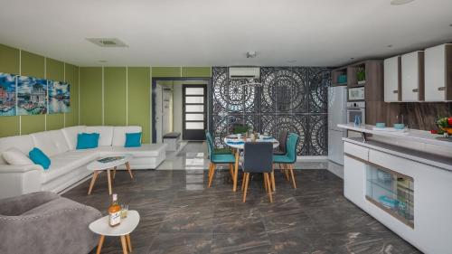 Villa Arbanessa with Heated Pool - image 4