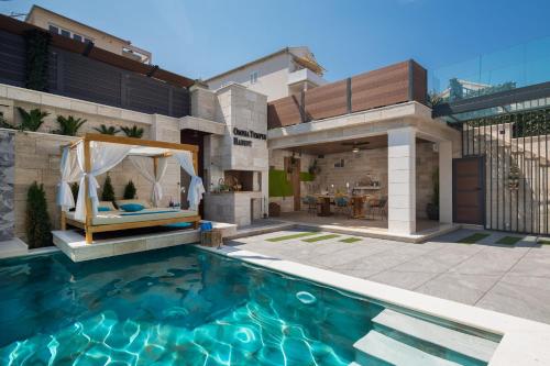 Villa Arbanessa with Heated Pool - image 2