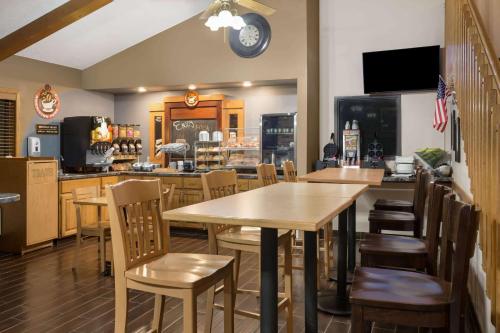 Food and beverages, AmericInn by Wyndham Sioux City in Sioux City (IA)