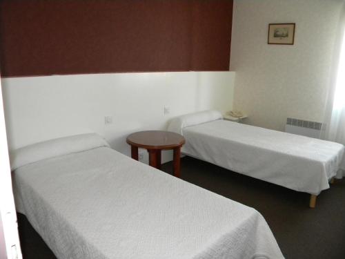 2 twin beds