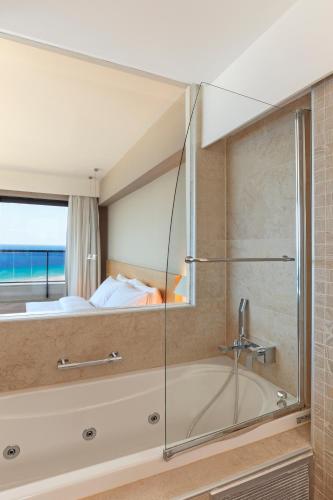 Suite with Sea View image 8