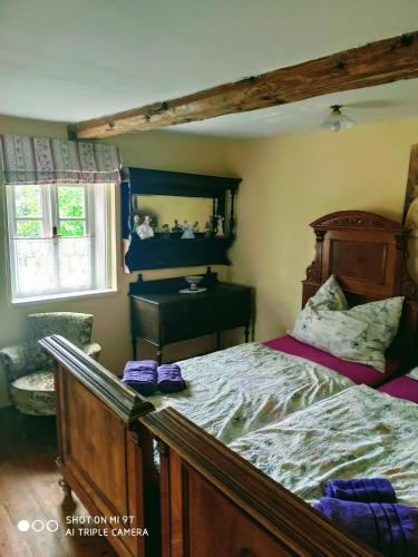 1 king bed, 3 twin beds