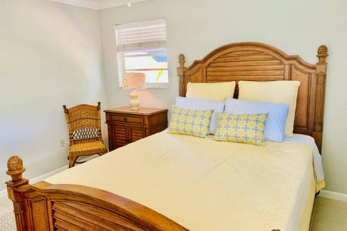 Steps to the Beach - Naples-Beachhouse 3BR2BA - Pet friendly - image 5