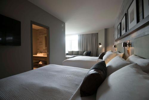 Entourage sur-le-Lac Room Type - Queen Studio with Two Queen Beds - Lake View