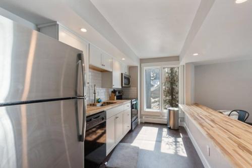 Beautifully Renovated 2 Bedroom Gold Camp Condo! - image 4
