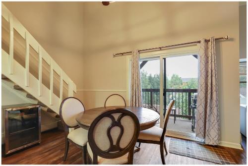 Longbranch Luxury-3 BDR Condo in Historic District - main image
