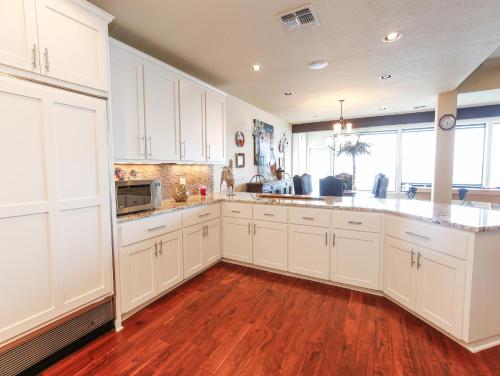 Lake LBJ Waterfront Townhouse with Private Boat Slip and Steps from HSB Resort - image 7