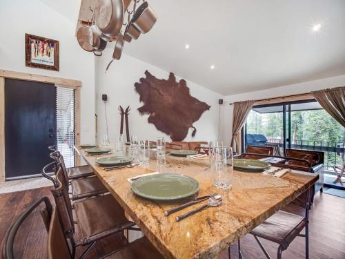 Updated 2BDR Condo-Up To 6 Guests Parking&Hot Tub - image 2