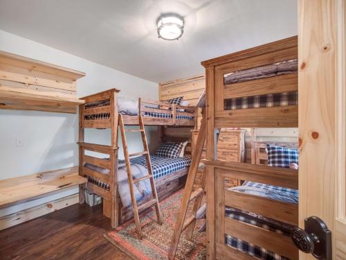 Updated 2BDR Condo-Up To 6 Guests Parking&Hot Tub - image 6