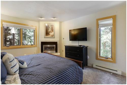 Lance's West 2BDR and Loft- Very Walkable - image 3