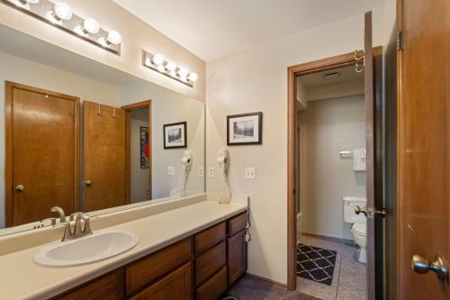 Ski Hill 2 BDR and Loft - Close to Slopes and Downtown - image 3
