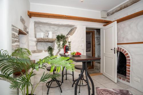 Deluxe Two-Bedroom Apartment with Balcony image 10