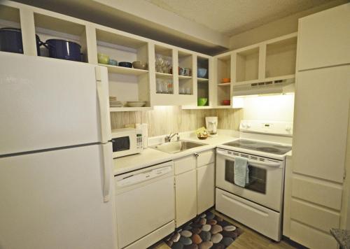 Royal Kuhio 1309 with King Bed FREE Parking/WiFi mins to BEACH! - image 8