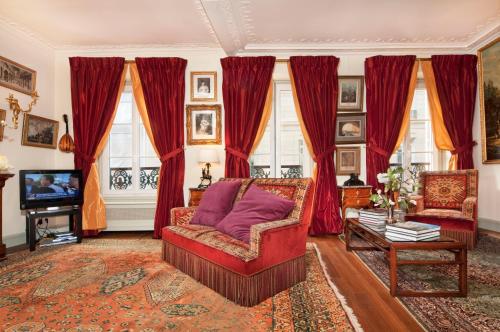 Luxury, Calm and Elegance in the heart of Champs-Elysées with a bottle of Champagne and AC, Париж