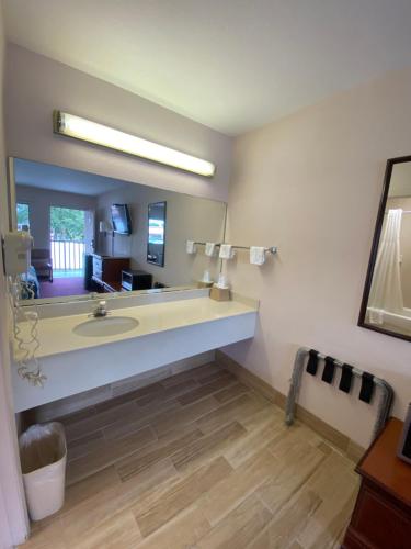 REGENCY INN - image 7