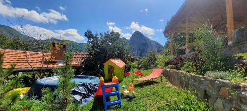 Golemi kamik Pirot in Pirot