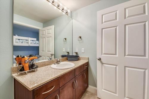Laketown Wharf 1003 condo - image 5