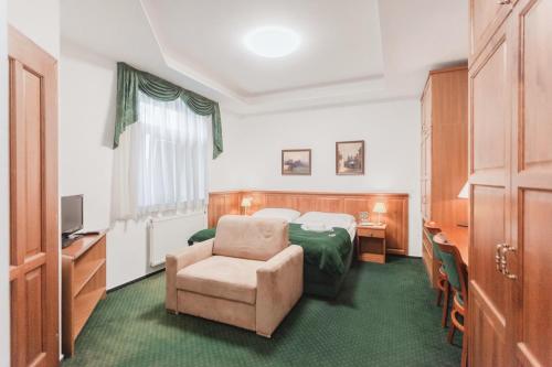 2 twin beds, 1 sofa bed