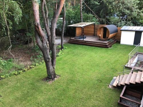 Сад, Luksusowa Willa pod Lasem, Otwock - Shared garden, sauna, wood hot tub between two apartments ! Hot  in Отвоцьк