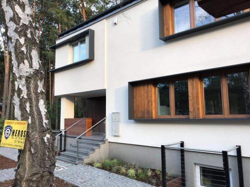 Luksusowa Willa pod Lasem, Otwock - Shared garden, sauna, wood hot tub between two apartments ! Hot  in Отвоцьк