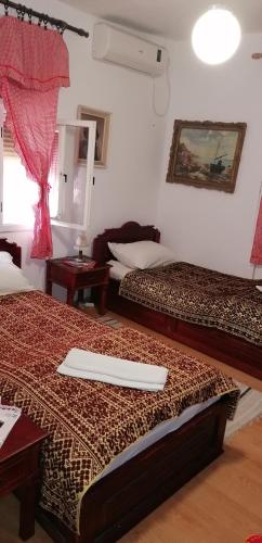 2 twin beds