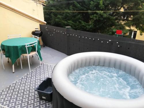 Maison de 2 chambres avec vue sur la ville jacuzzy et terrasse amenagee a Fontes gîte à louer Fontès