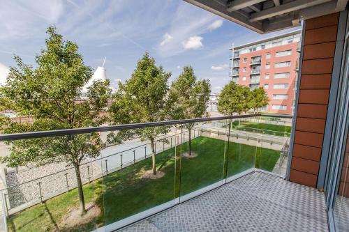 Catchpole Stays - Ipswich Marina Retreat- A lovely 2 bed, 2 bathroom apartment overlooking the Marin