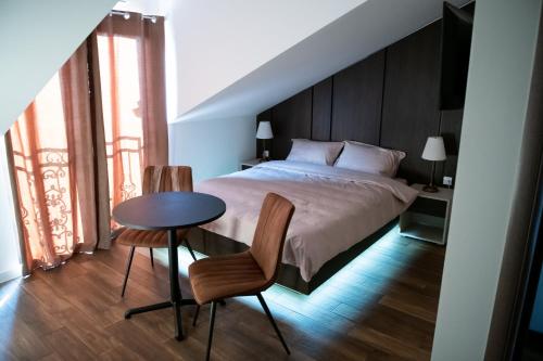 1 queen bed, 1 sofa bed