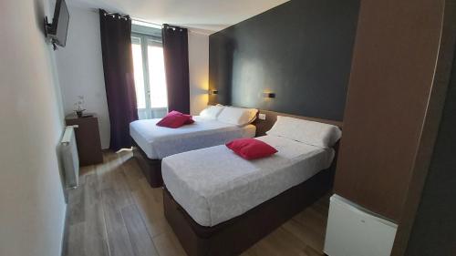 โอสตัล โกราซอน เด มาดริด (Hostal Corazon de Madrid) near พิพิธภัณฑ์โบราณคดีแห่งชาติสเปน