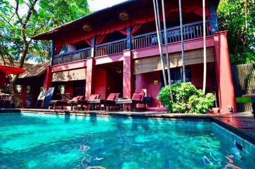 a large swimming pool with a large balcony, Tri Yaan Na Ros Colonial House Hotel in Chiang Mai