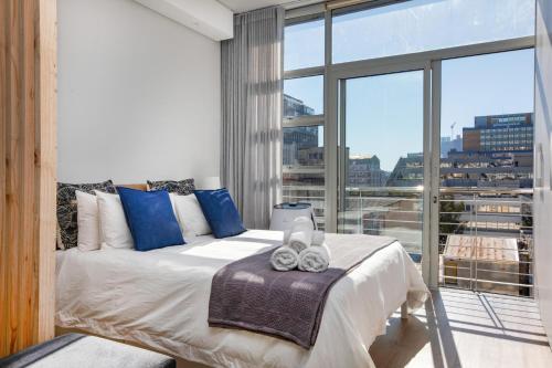 Backup-Powered Trendy Apartment at Table Mountain