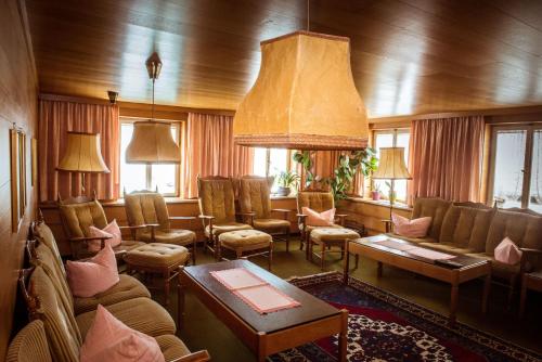 ห้องส่วนกลางสำหรับนั่งเล่น/ดูทีวี, Berghotel Sonne in พาร์เทเนิน