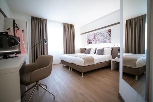 1 king bed, 2 twin beds