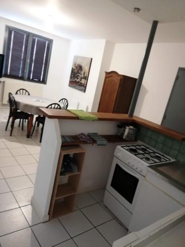appartement simple entier avec cour pour 2 a 7 personnes - Location saisonnière - Château-Gontier-sur-Mayenne