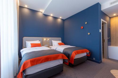 2 twin beds
