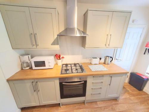 kuchyně, Bassett Flat with 2 Double Bedrooms and Superfast Wi-Fi in Sittingbourne
