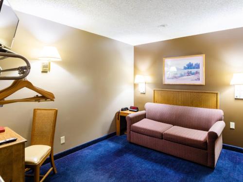 OYO Hotel Osage Beach by Lake of the Ozarks - image 9