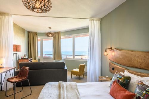 Junior Suite with Side Ocean View