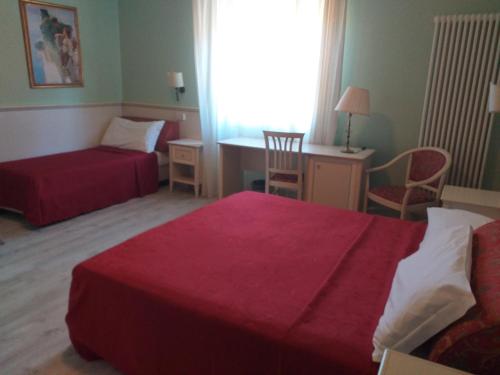 1 queen bed, 1 twin bed