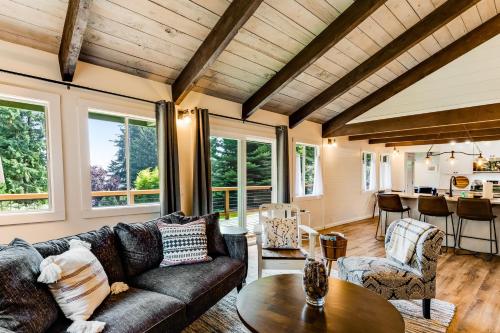 . Tall Cedars Cabin By The Water