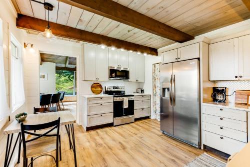 Tall Cedars Cabin By The Water - image 2
