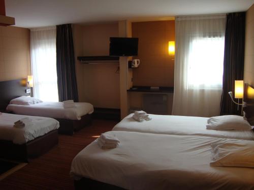1 double bed, 2 twin beds