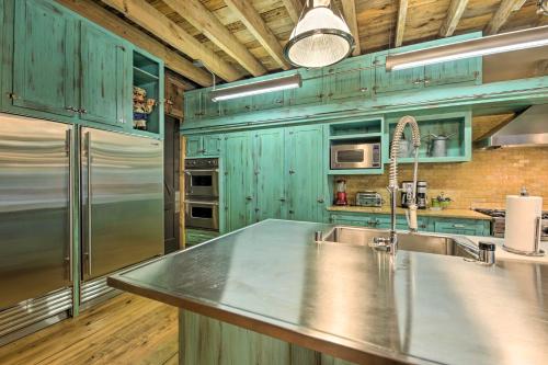 Luxe Barndominium with Home Gym, Theater, and More! in Deerfield (IL)