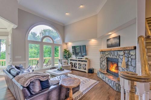 Spacious Elk Mountain Sanctuary w/ Deck & Views! in Маріон (Північна Кароліна)