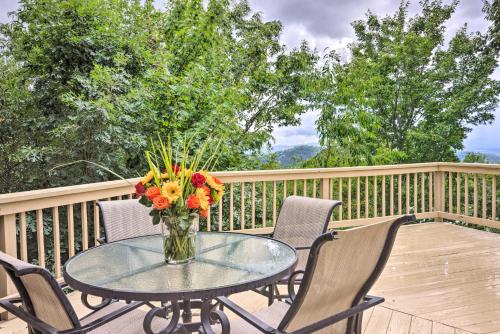 Spacious Elk Mountain Sanctuary w/ Deck & Views! in Маріон (Північна Кароліна)