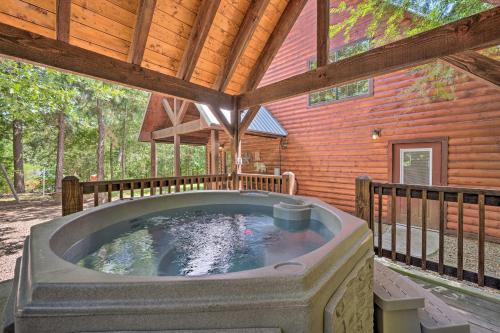 Cabin with Games and Hot Tub, 4 Mi to Beavers Bend!